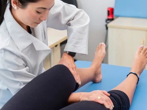 knee pain treatment with physiotherapist